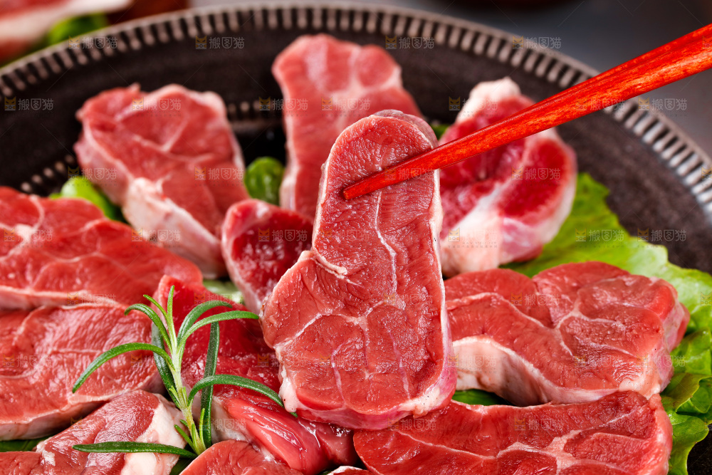 筷子上夹着牛腱肉