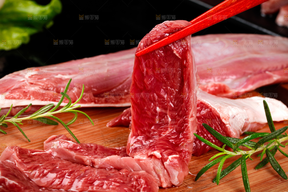 筷子上夹着牛肉
