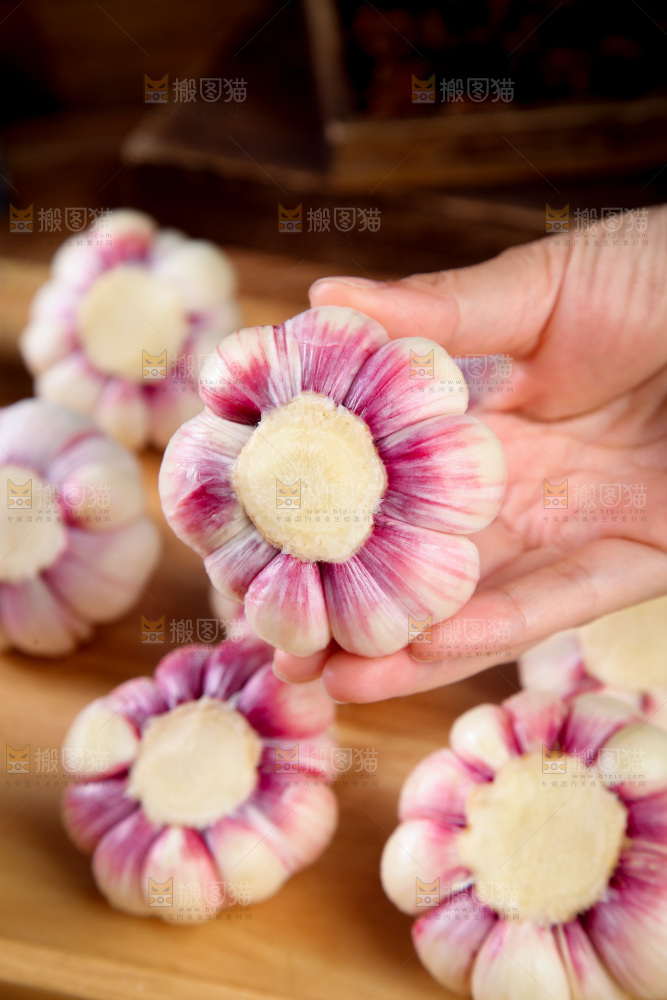 手里拿着大蒜