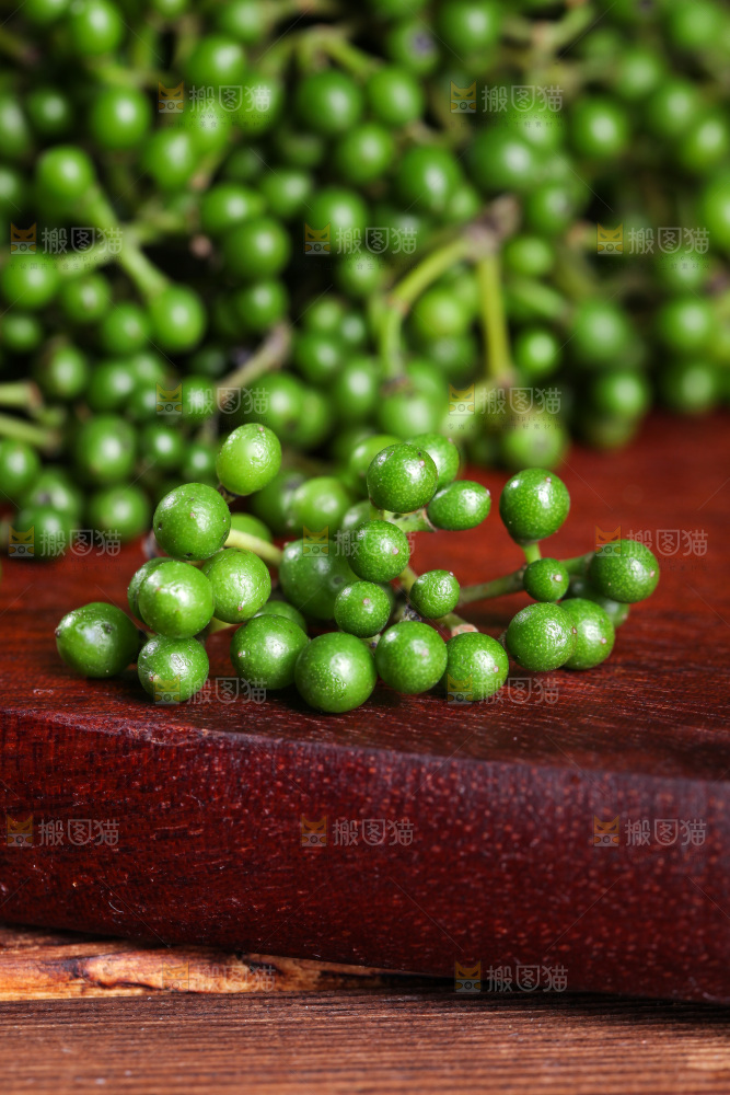 木板上放着一堆青山胡椒