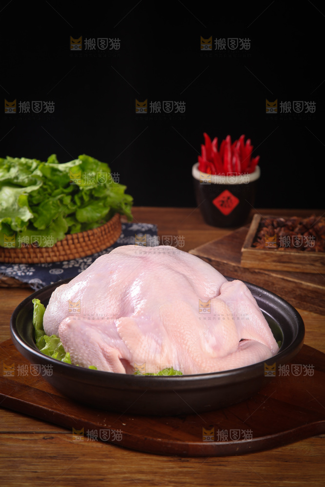 木底上放着土鸡