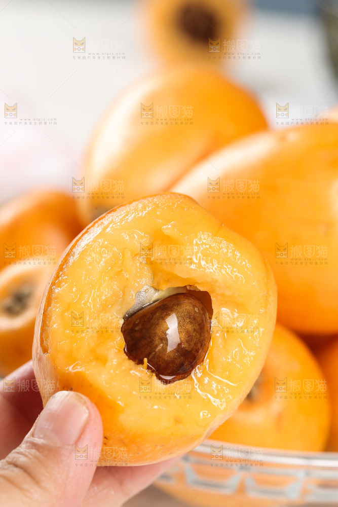 手里拿着大枇杷