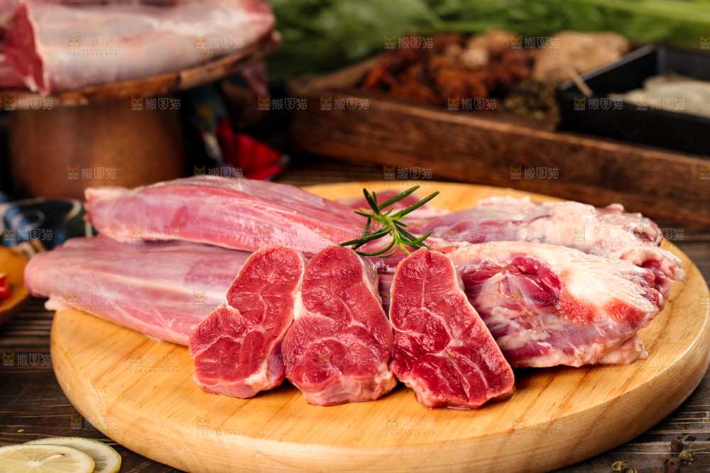 木板上放着新鲜牛腱子肉