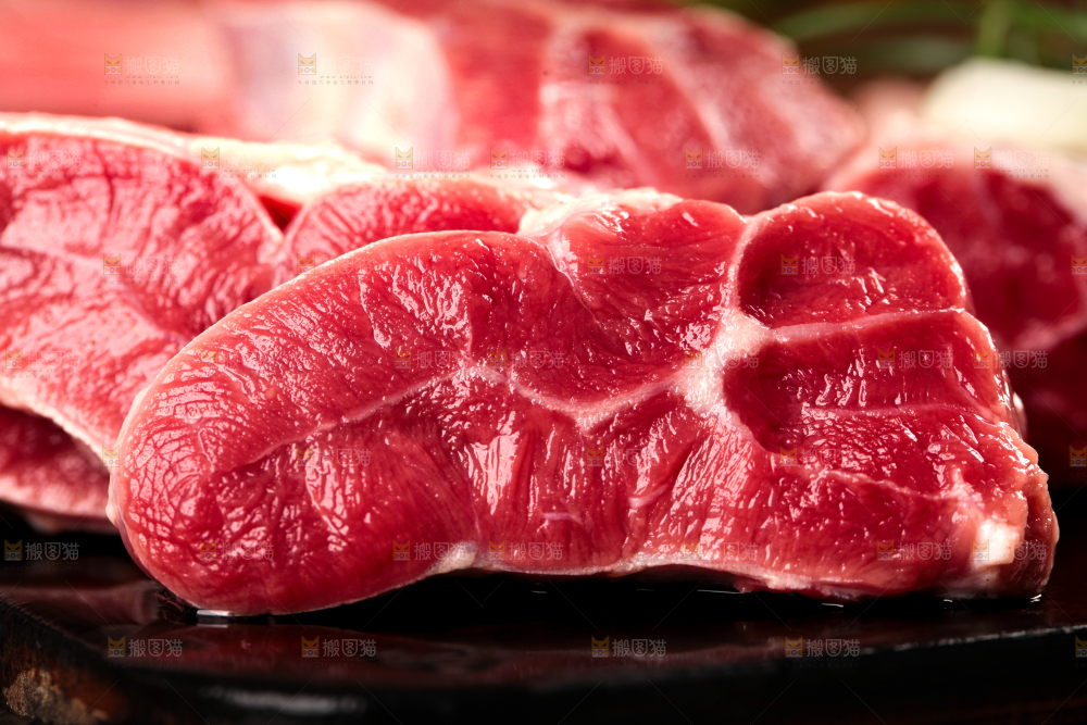木底上的黄牛牛腱子肉