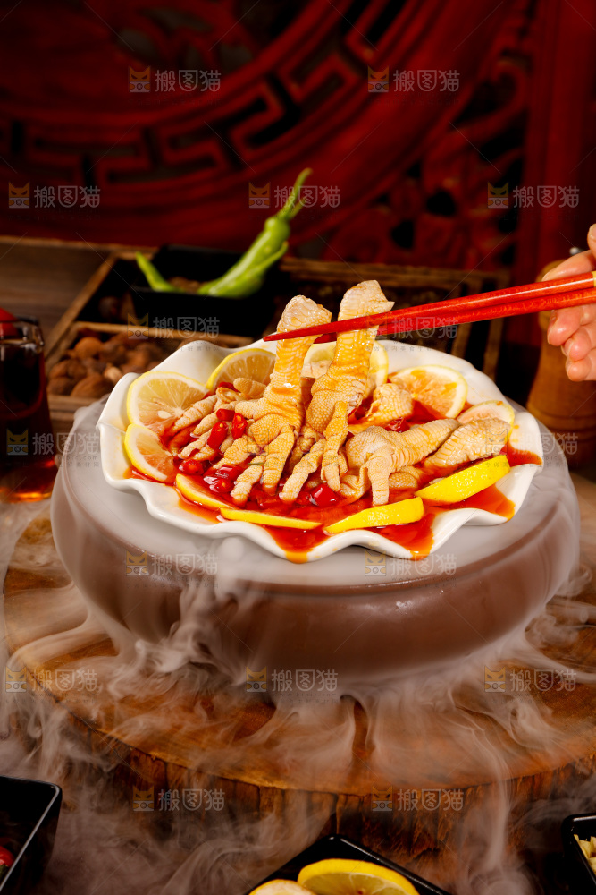 筷子上夹着无骨鸡爪