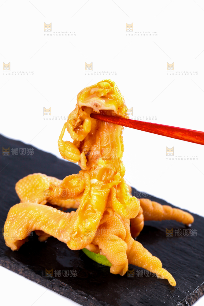 筷子上夹着无骨鸡爪