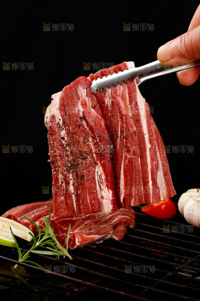夹子上夹着牛腱肉