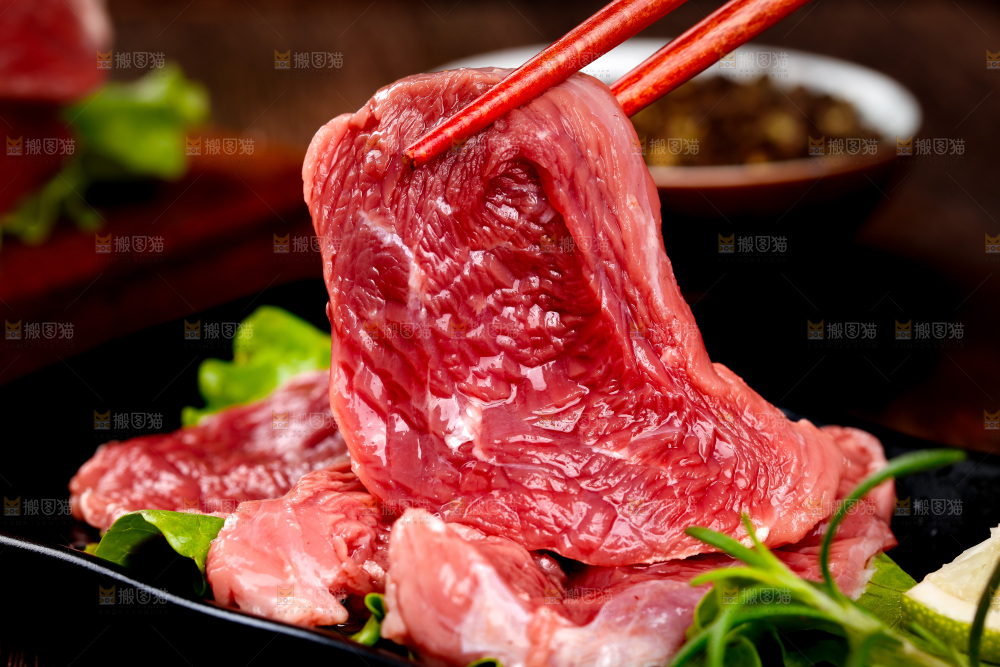 筷子上夹着牛肉