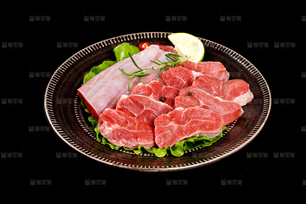 黑底上放着一盘牛腱子肉
