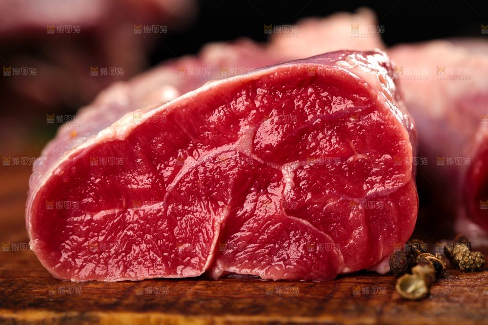 木底上的新鲜牛肉