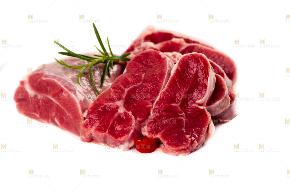白底上放着新鲜牛腱子肉
