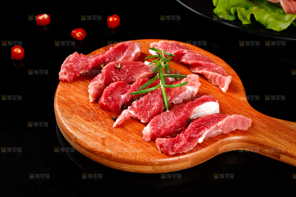 木板上放着切块的牛腱肉