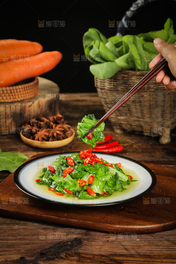 筷子上夹着辣炒小白菜