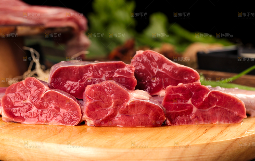 木板上放着新鲜牛腱子肉