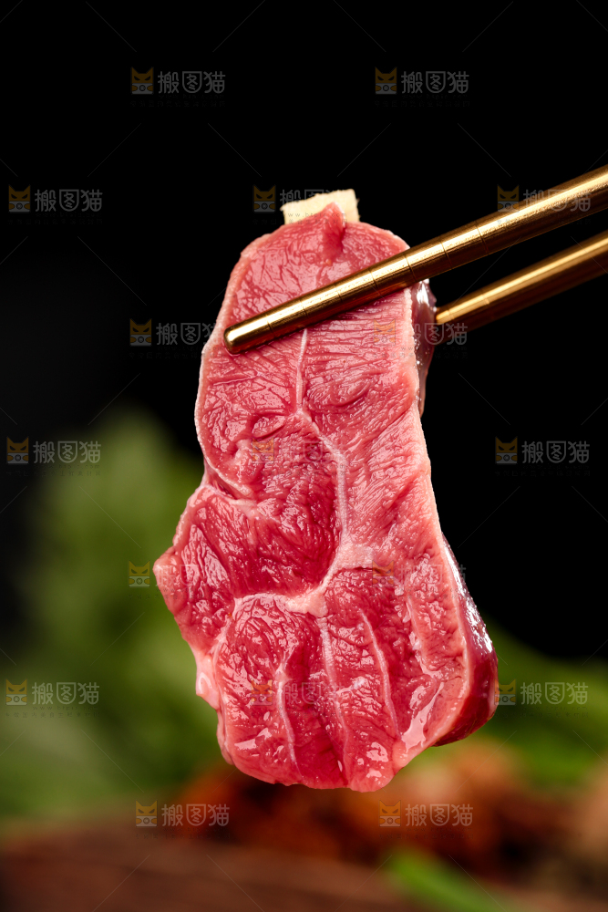 筷子上夹着牛腱肉
