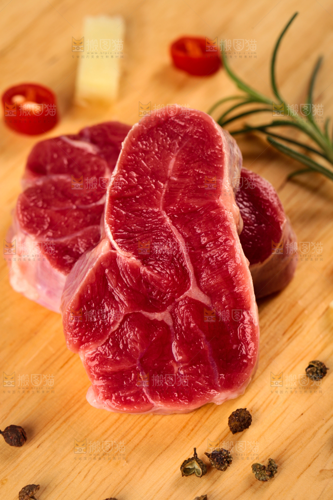 木底上的生牛肉