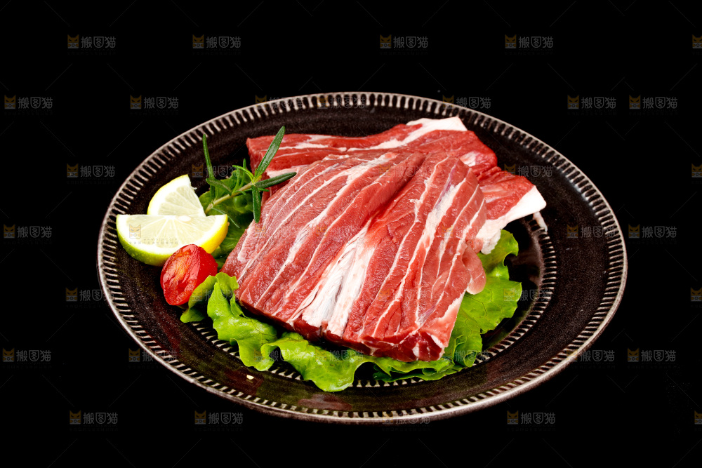 黑底上放着一盘牛腱子肉