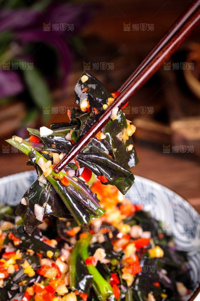 筷子上夹着凉拌紫背菜