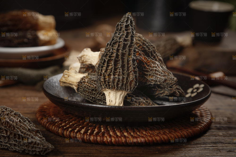 木底上放着一盘云南羊肚菌