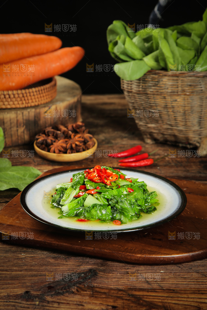 木底上放着一盘炝炒小白菜