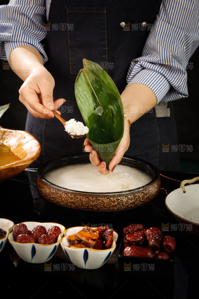手工包粽子