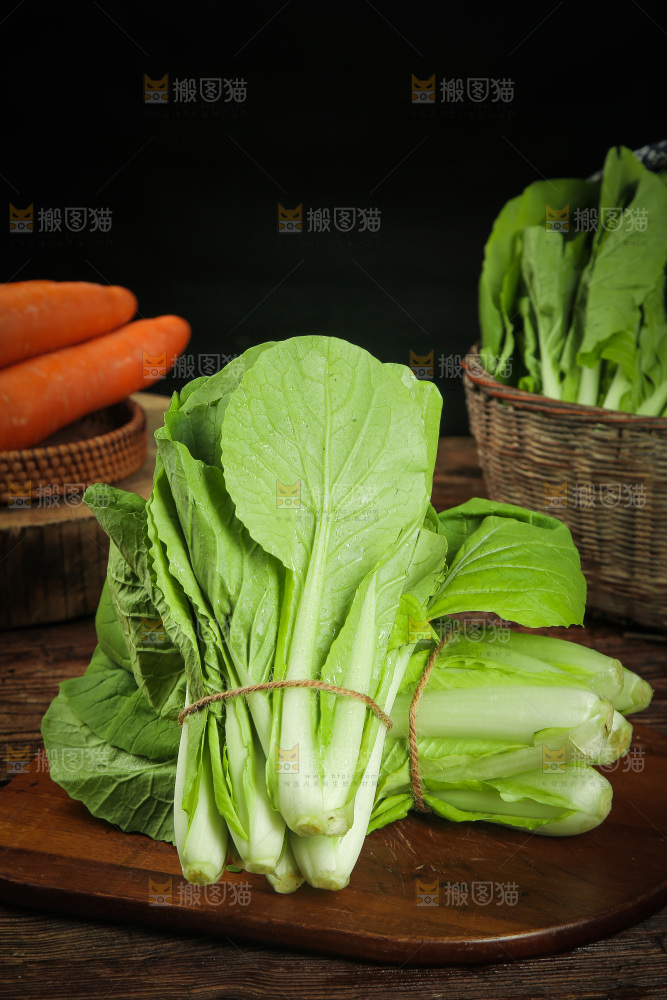 木板上放着小白菜