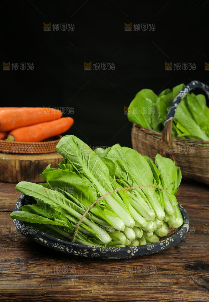 木底上放着一篮小白菜