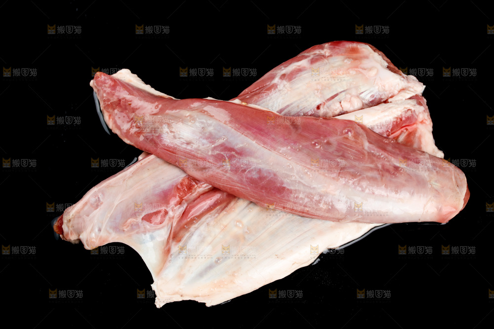 黑底上放着牛腱子肉