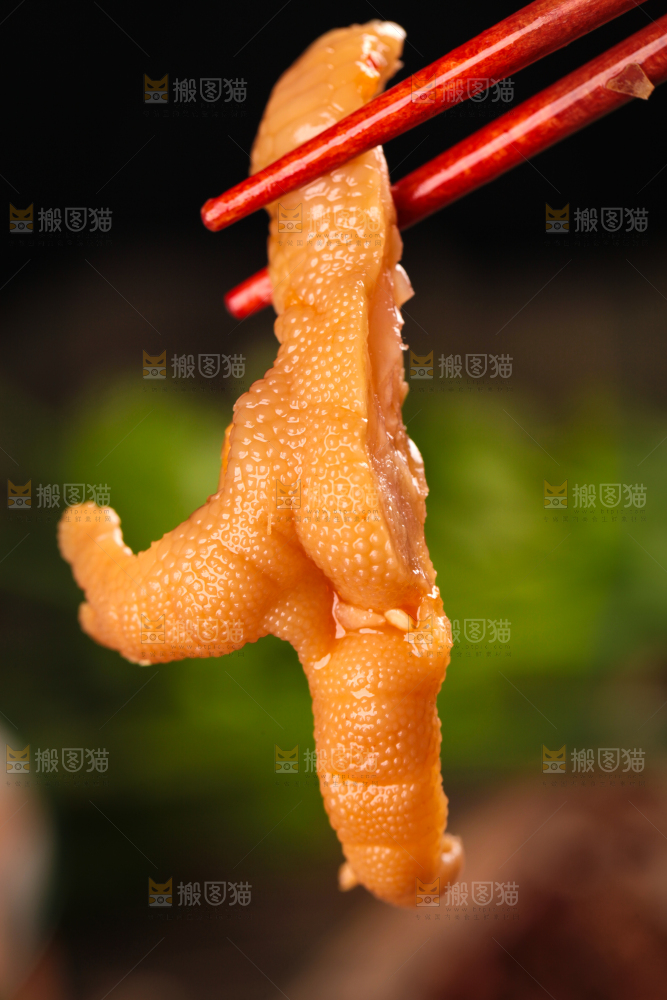 筷子上夹着无骨鸡爪