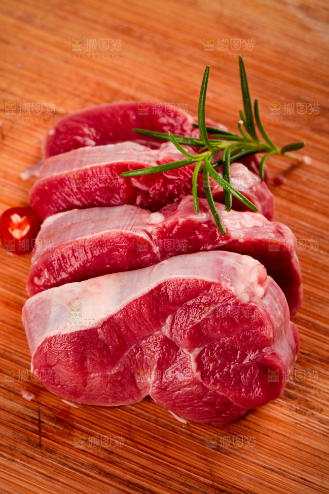 木底上放着切块的牛腱子肉
