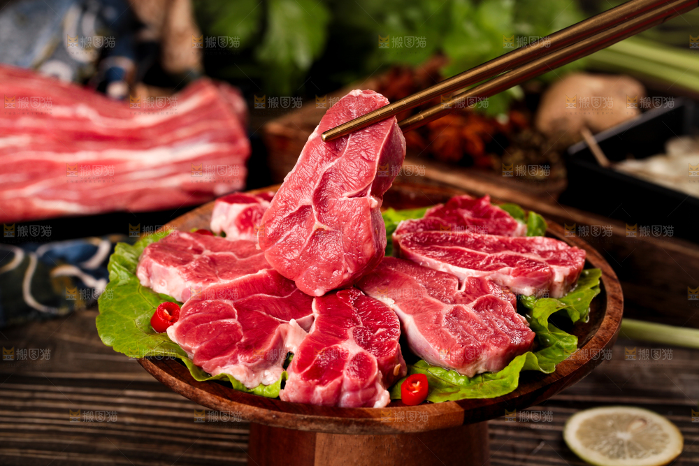 筷子上夹着牛腱肉