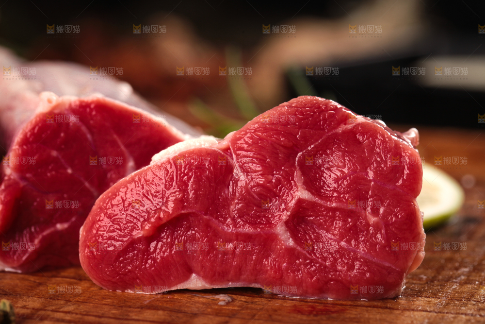 木板上放着新鲜牛腱子肉
