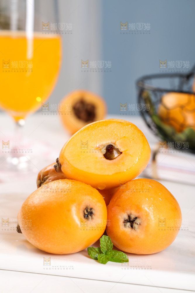 白底上放着云南枇杷