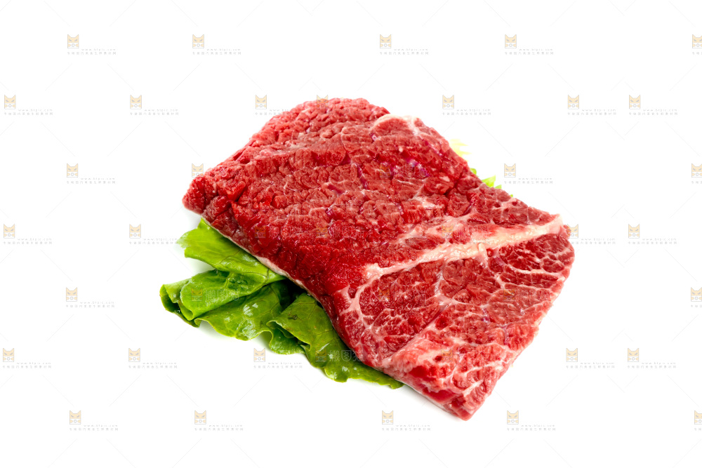 新鲜牛腩肉摆放在白底上