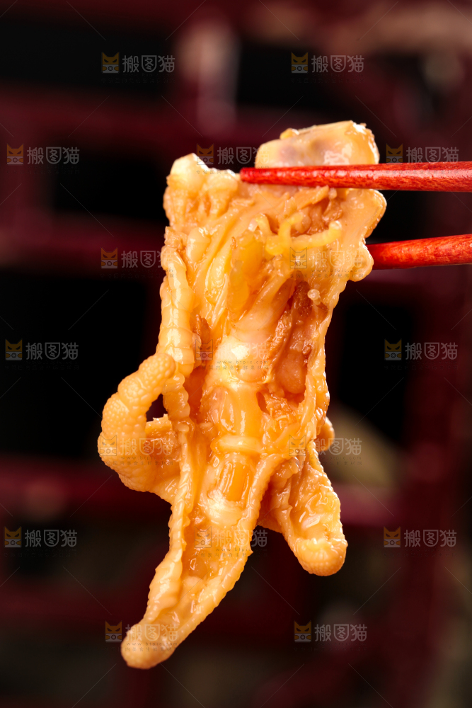 筷子上夹着无骨凤爪
