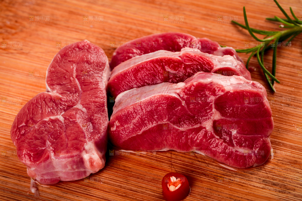 木底上放着切块的牛腱子肉