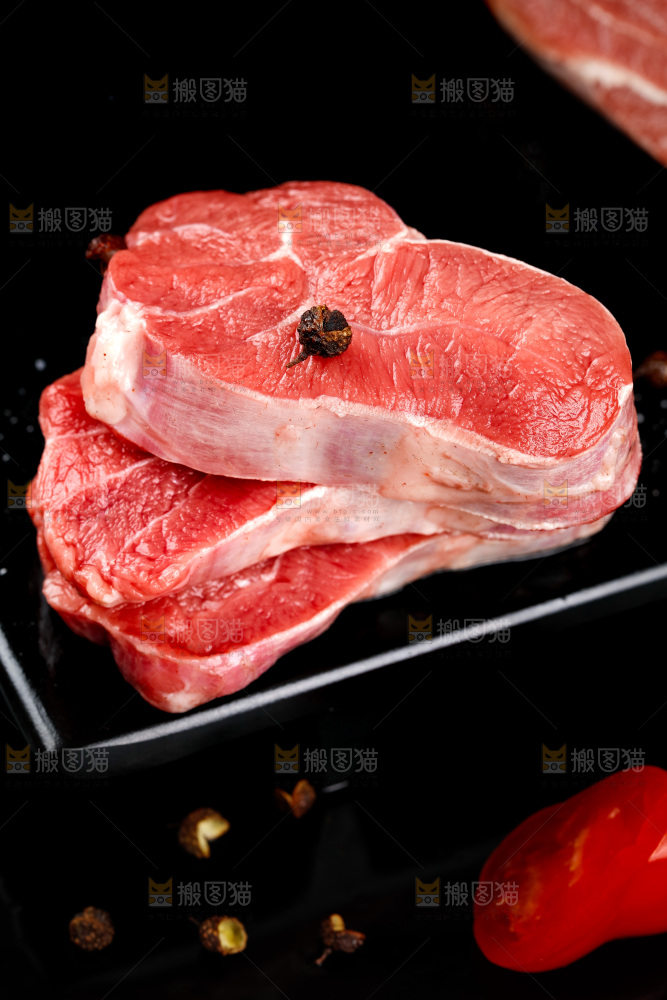 黑底上放着原切牛腱子肉