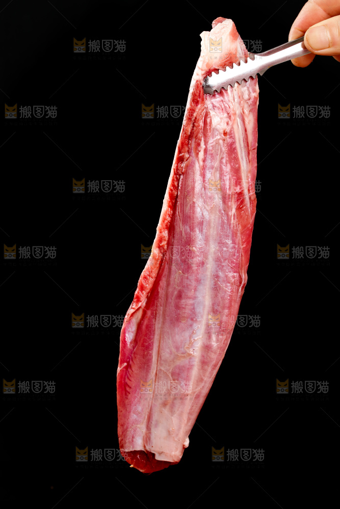 夹子上夹着牛腱肉