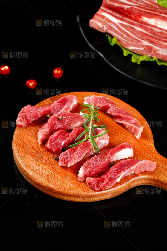 木板上放着切块的牛腱肉