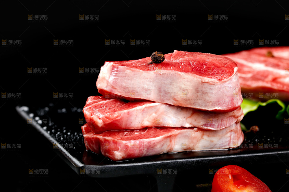 黑底上放着原切牛腱子肉