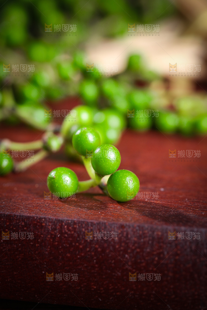 木底上放着胡椒