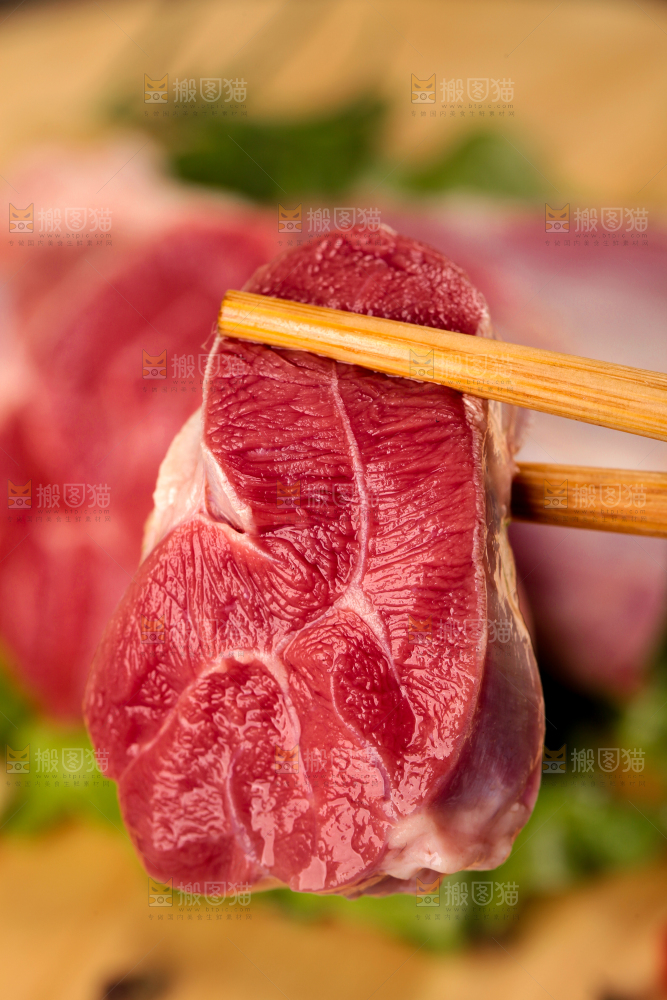 筷子上夹着牛肉