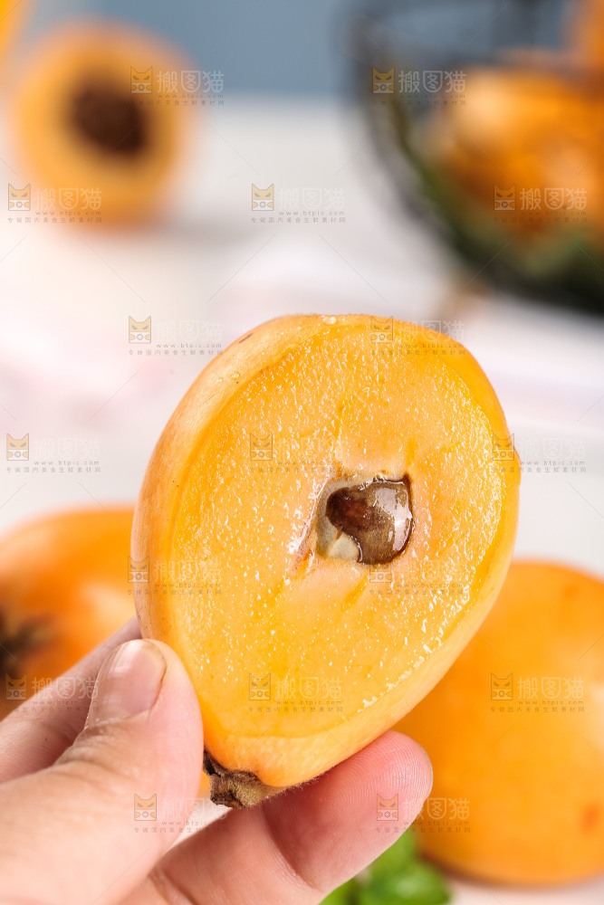 手里拿着大枇杷