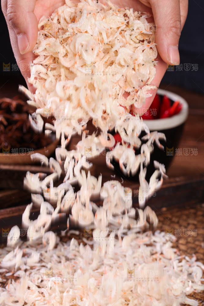 手里捧着虾米