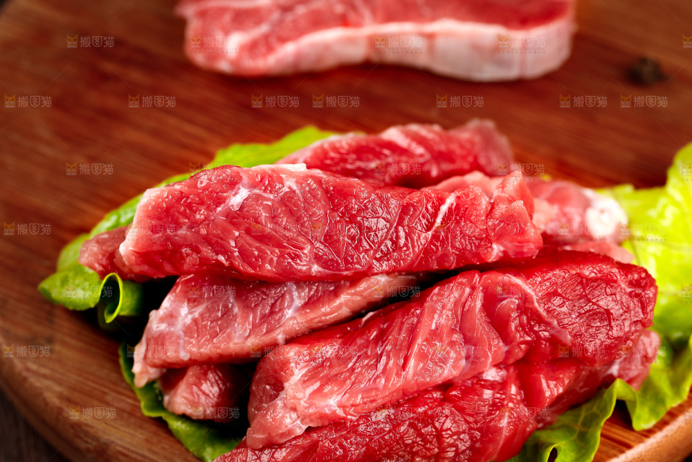 木底上的新鲜牛腱子肉