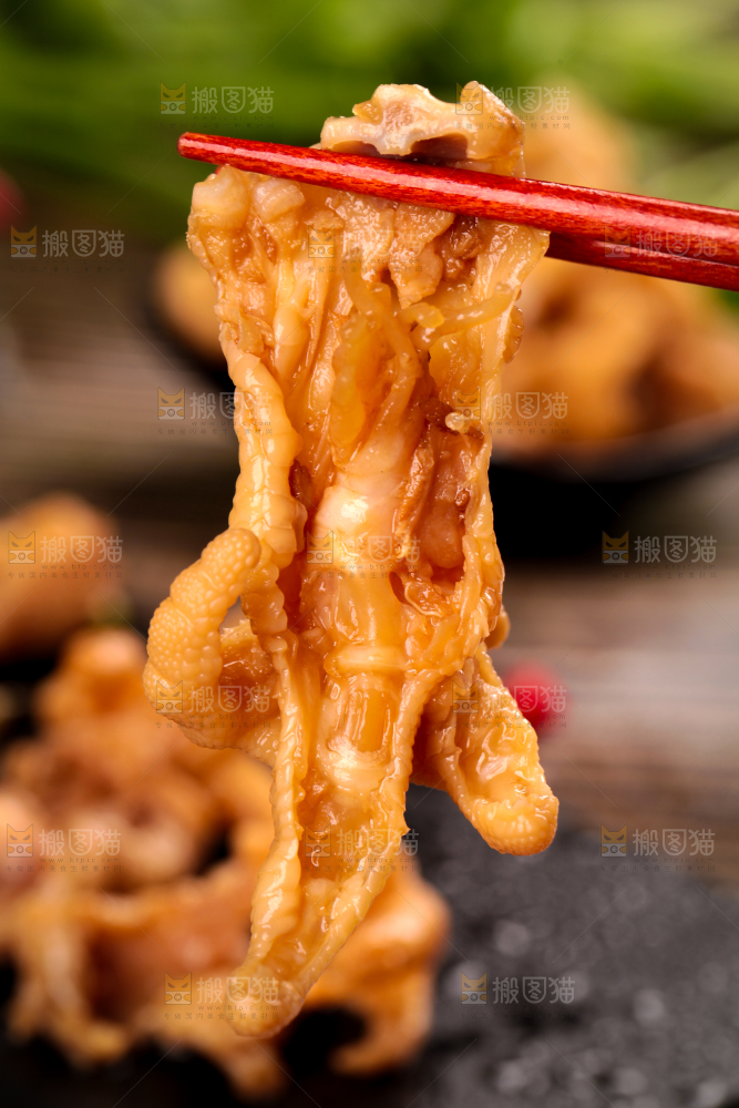 筷子上夹着无骨凤爪