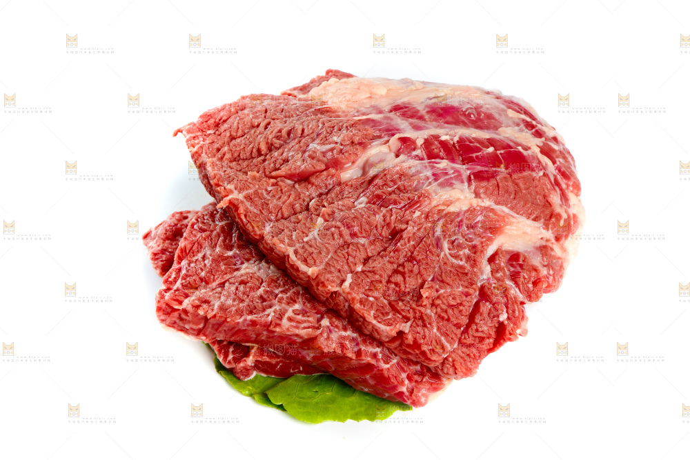 新鲜牛腩肉摆放在白底上