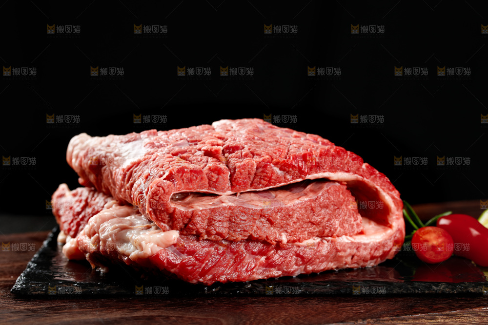 黑石板上放着牛腩肉