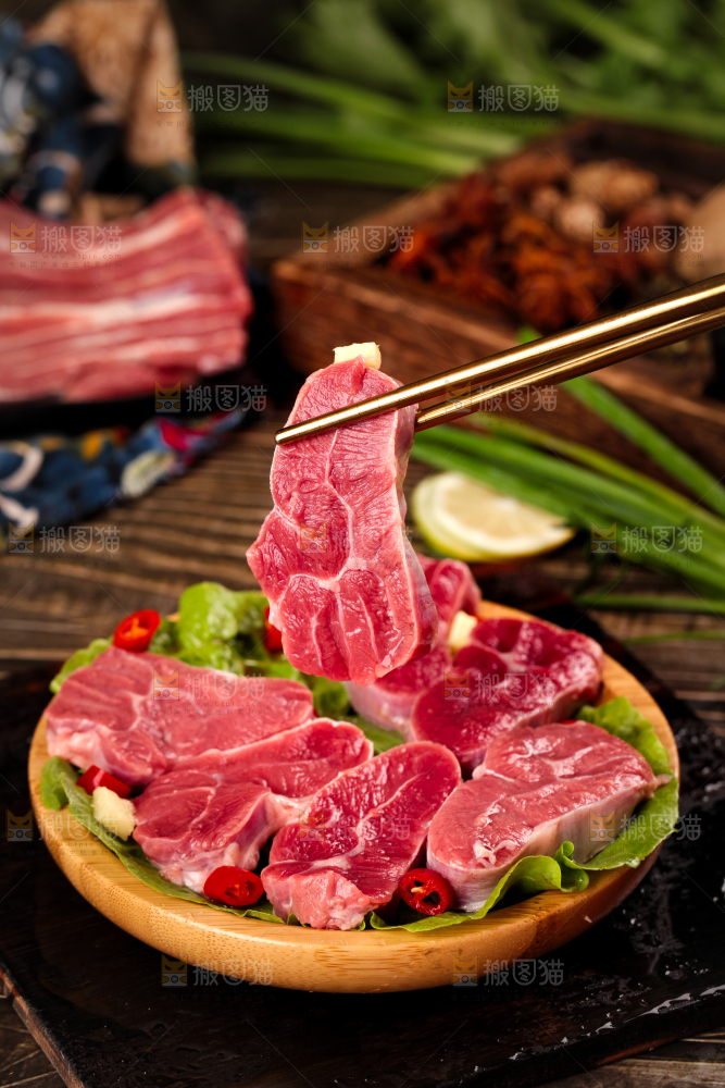 筷子上夹着牛腱肉