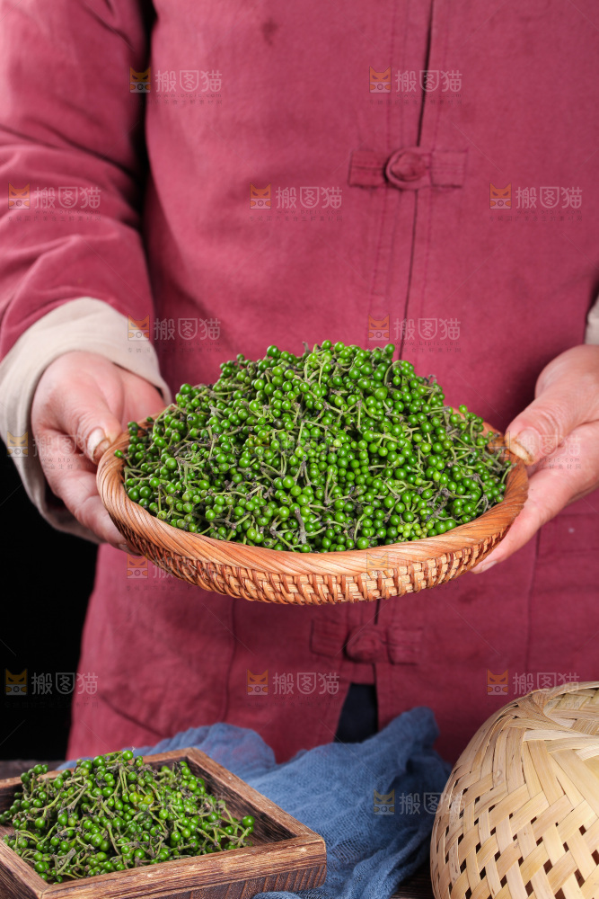 手里端着一篮山胡椒